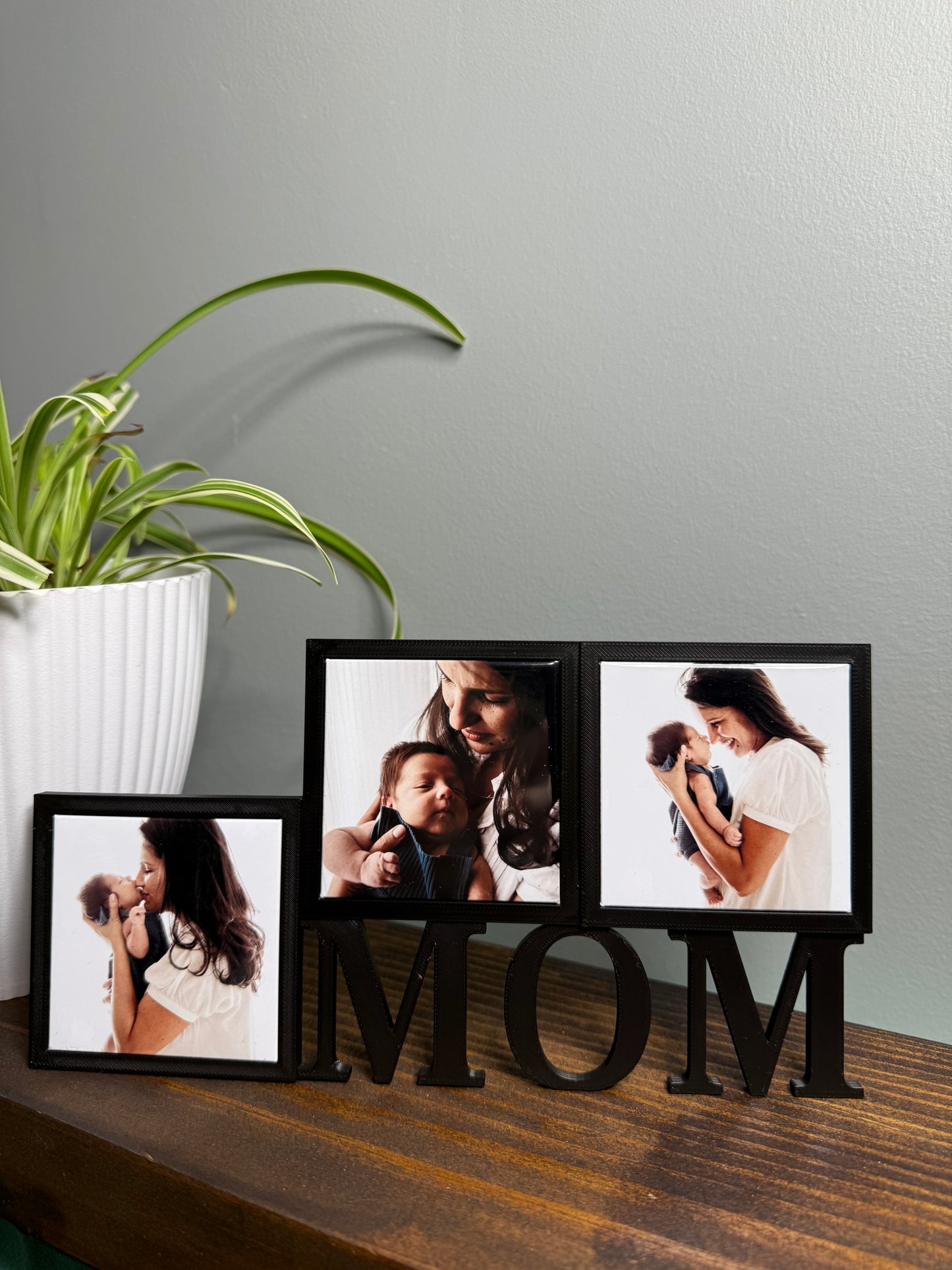 "Mom" Magnetic Frame